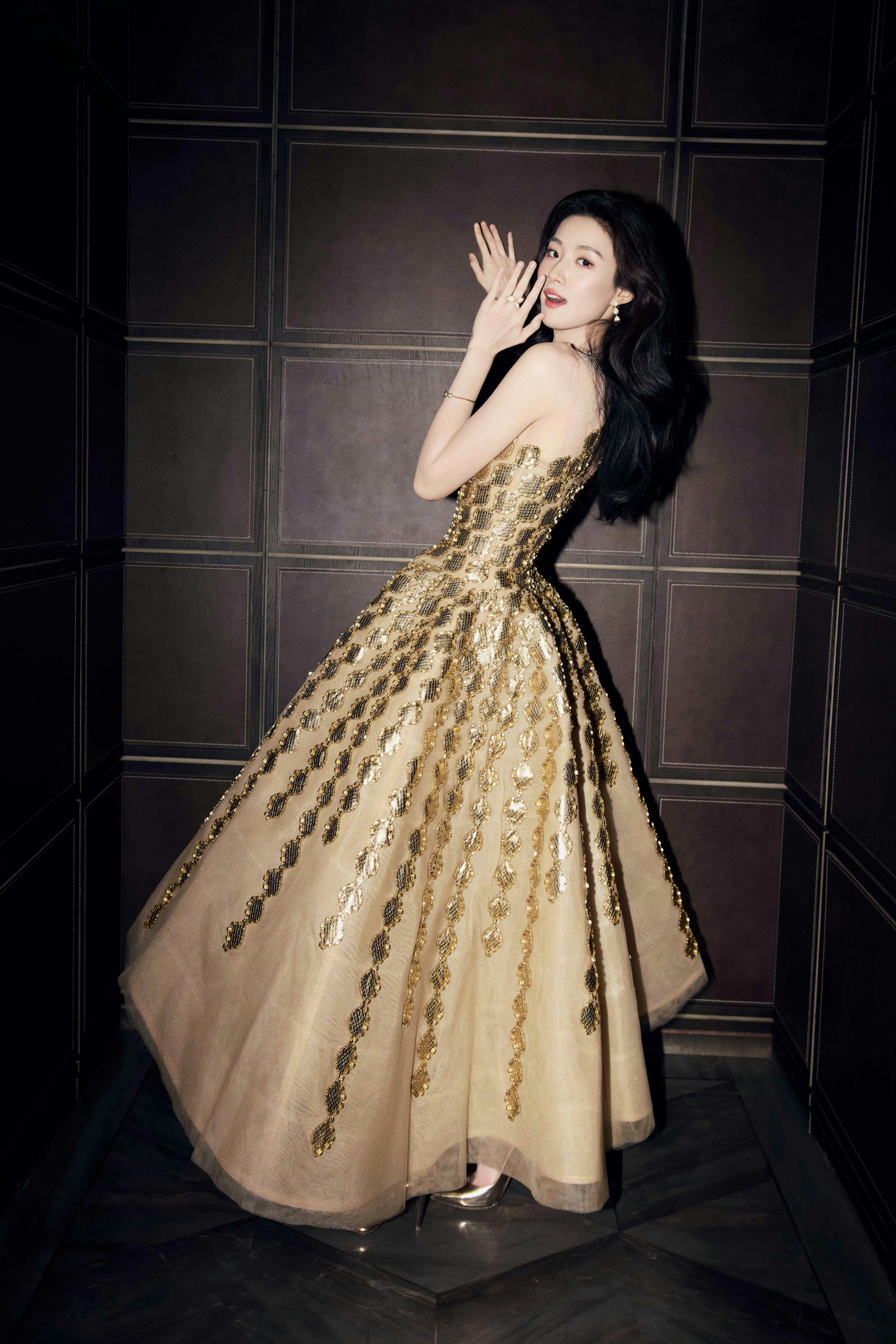 卢昱晓x金色礼服美如画✨卢昱晓美人闻香