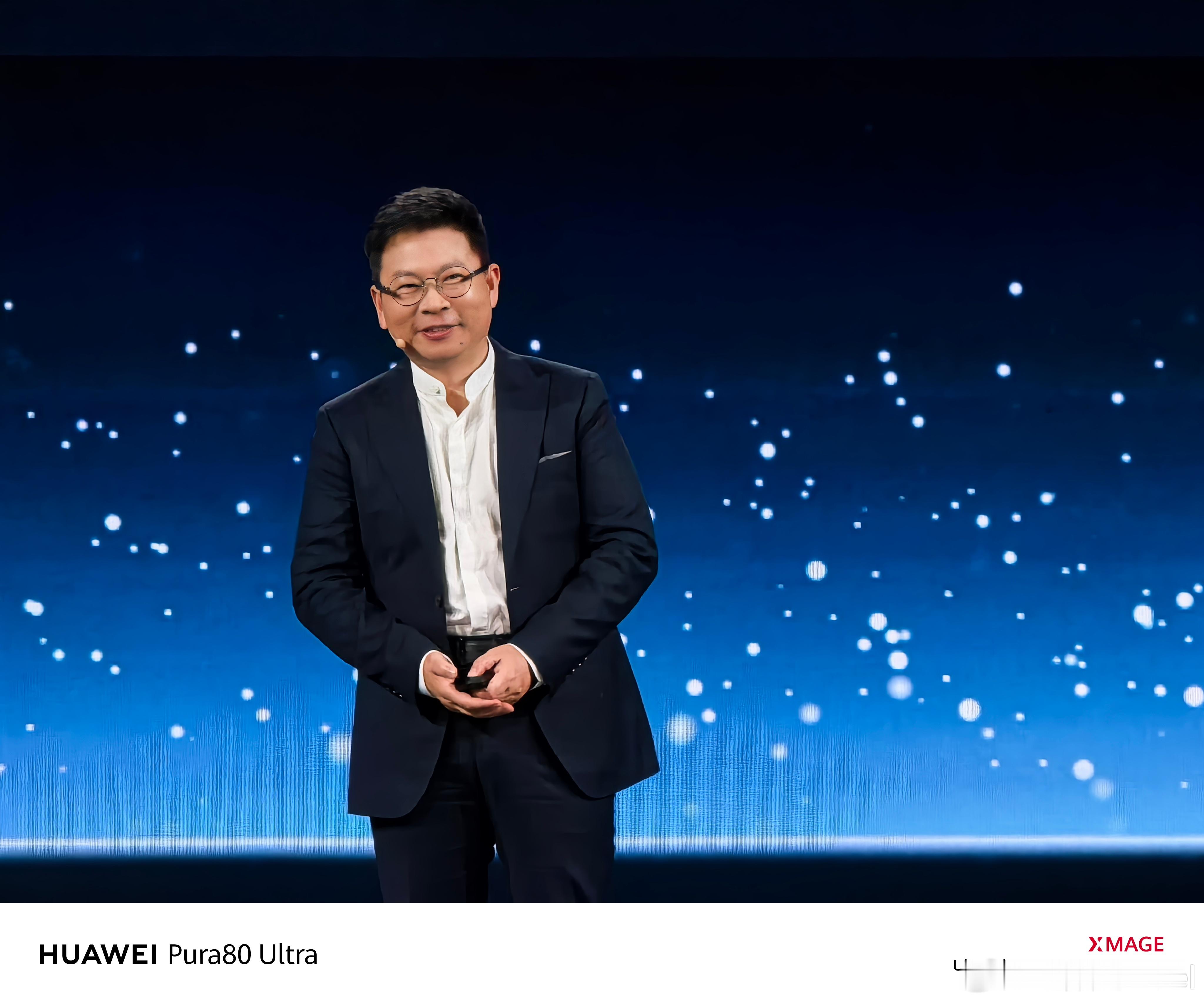 享界的车标来了！余承东上台讲，这个“STELATO”的词有点绕口啊，他自己都差点