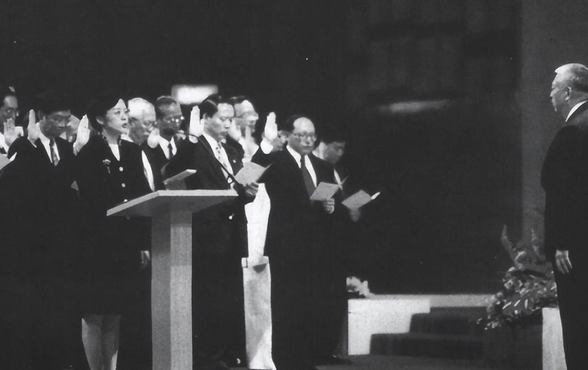 范徐丽泰在2007年完成连任三届立法会主席后公布不再参选，背后所列出的三个原因是