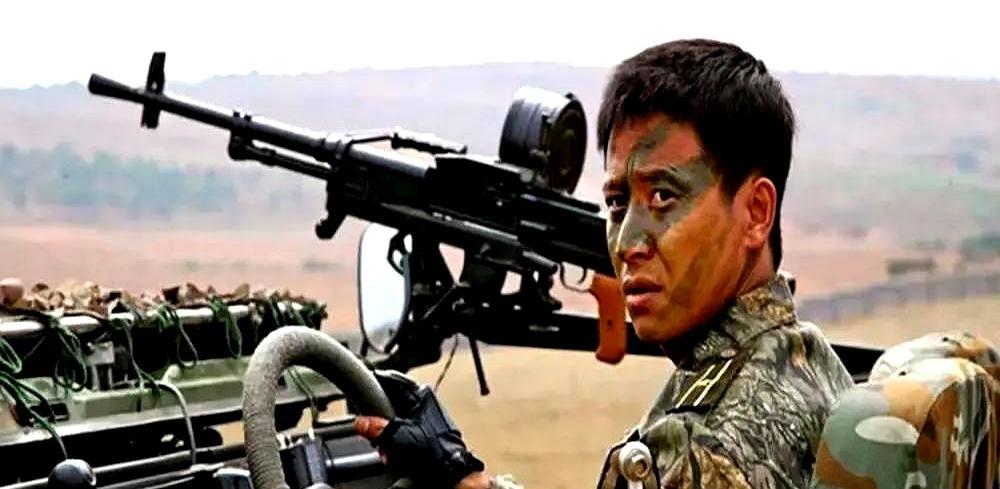 20年后，王宝强再穿军装，全场安静。当年没人敢演许三多，嫌傻。导演跑遍一线