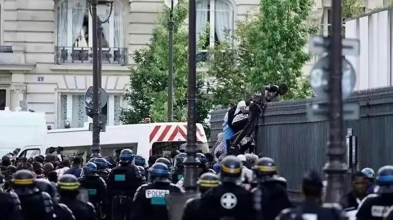 法国第一个被黑人移民“杀死”的国家？法国一直是以高卢白人为主的欧洲国家，在