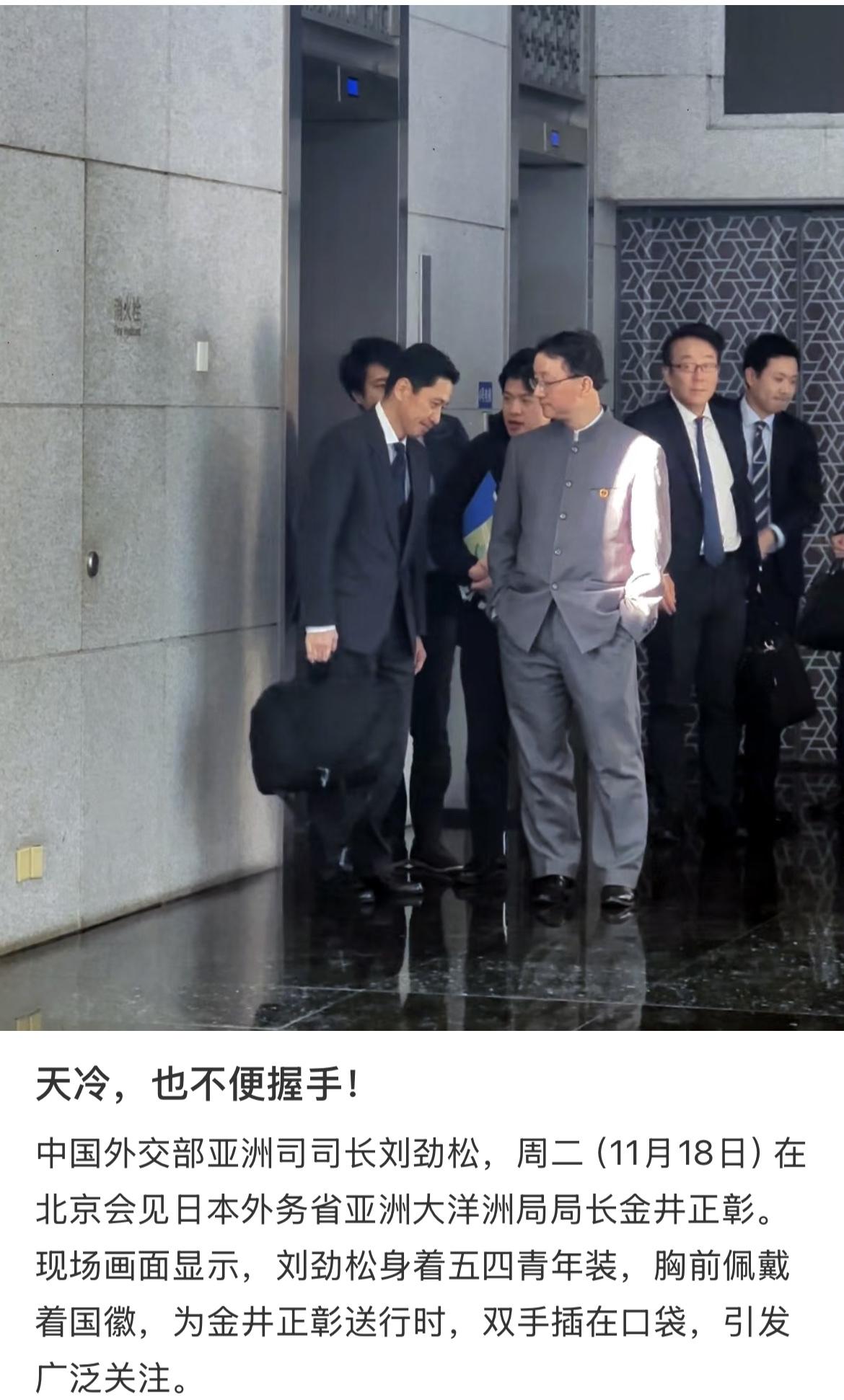 刘劲松的第一批“受害者”出现了不是因为他说了什么。而是因为他这身五四青年装