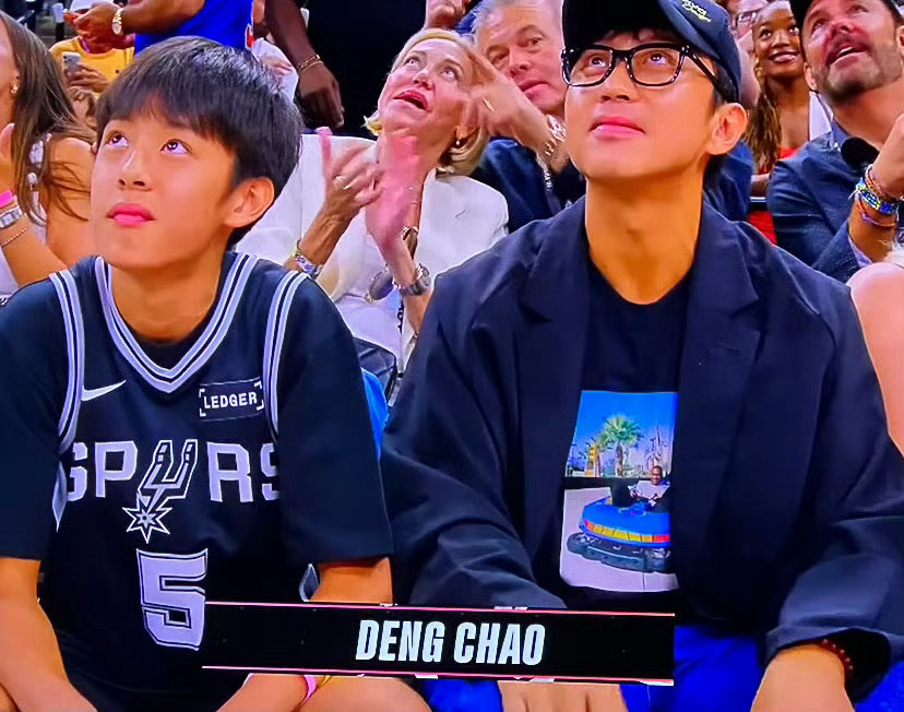 邓超带等等看NBA总决赛，结果全场镜头都在找那个戴口罩吃爆米花的少年😂。解说还