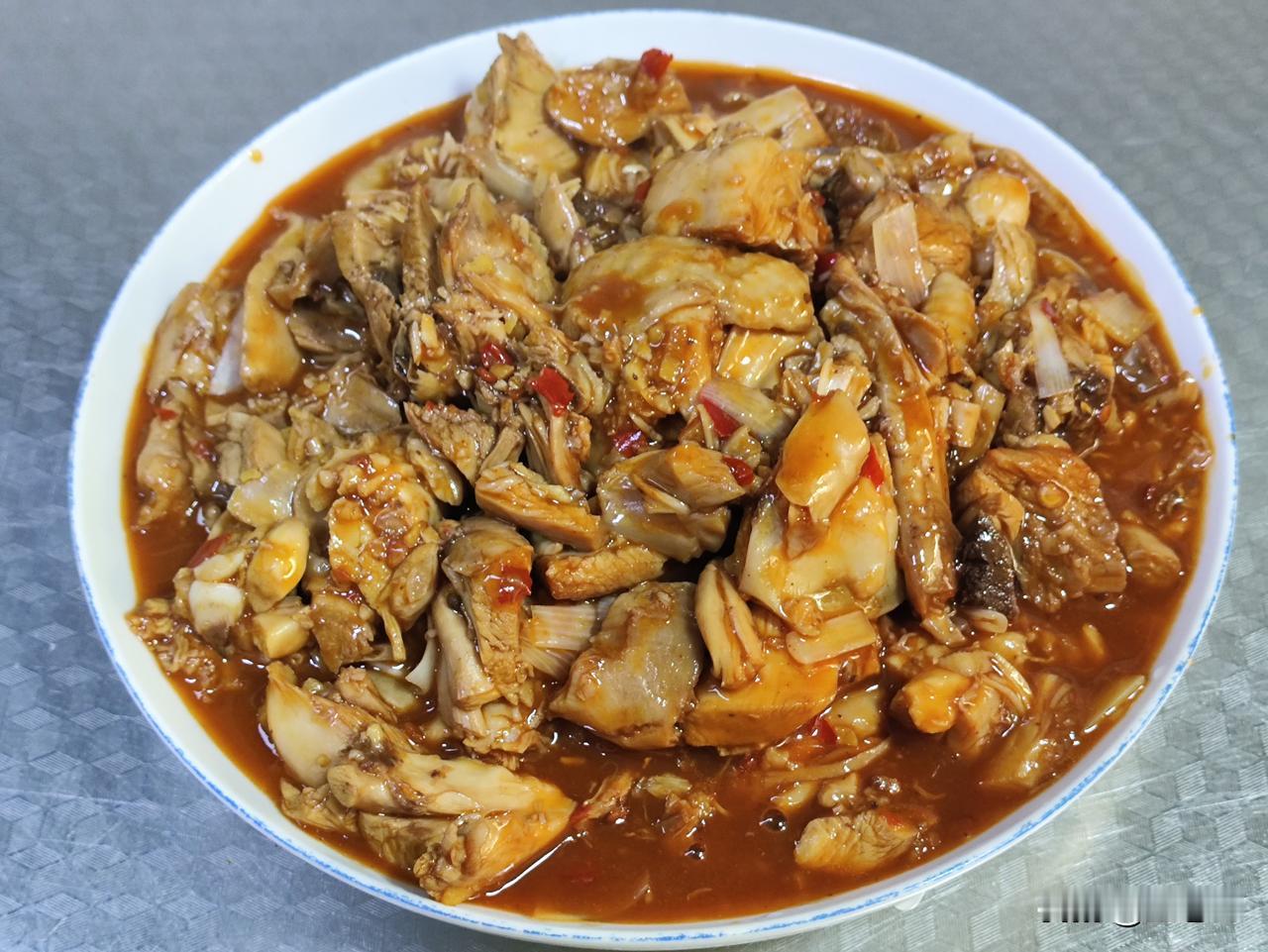 姜汁热窝鸡将鸡腿肉洗净，置入冷水锅中，加入姜片、花椒粒、葱段和黄酒，开火煮制