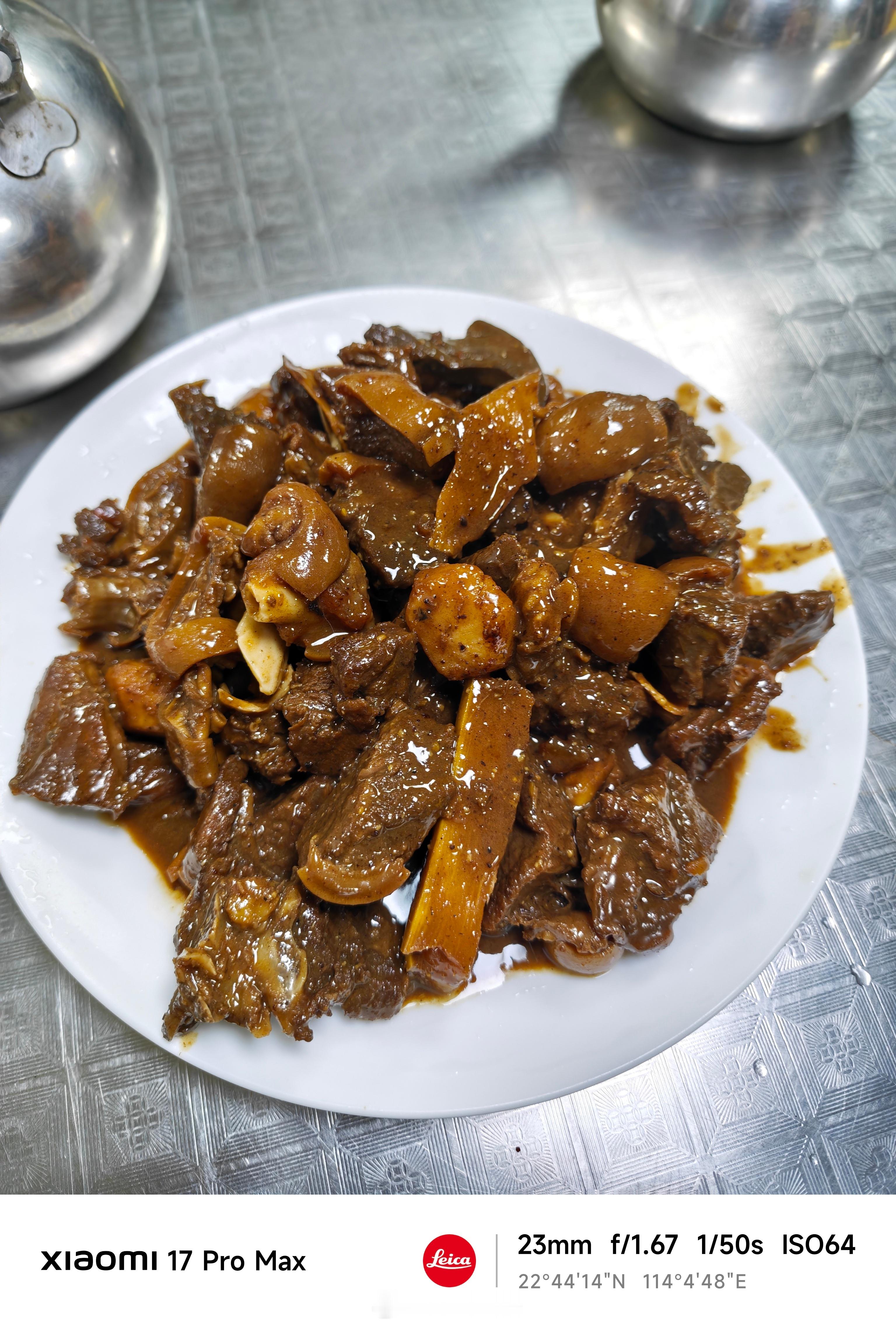 今晚来吃观澜小众私房菜餐厅，招牌焖羊肉。无敌好吃，我们两个人吃了2斤，还想加菜老