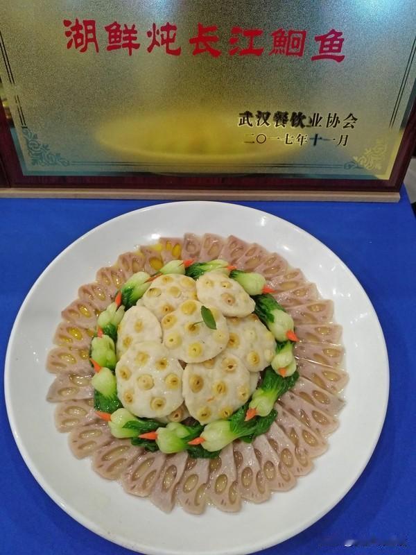 转身从烤箱里取出刚烤好的全麦面包，麦香混着黄油的醇厚气息瞬间填满整个房间。我将面