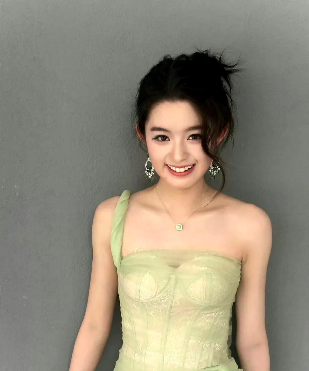 黄杨钿甜终于可以睡个安稳觉了，天价耳环事件调查通报出来了，经过鉴定耳环是普通玻璃