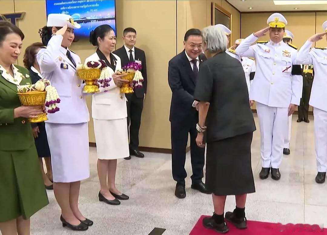 泰国王室🇹🇭🇨🇳4月11日，下午16:30诗琳通公主到达北京首都国际机