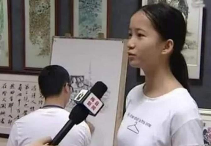 2000年，14岁的“河南神童”何碧玉考进清华，而后又留学美国。当祖国向她发出工