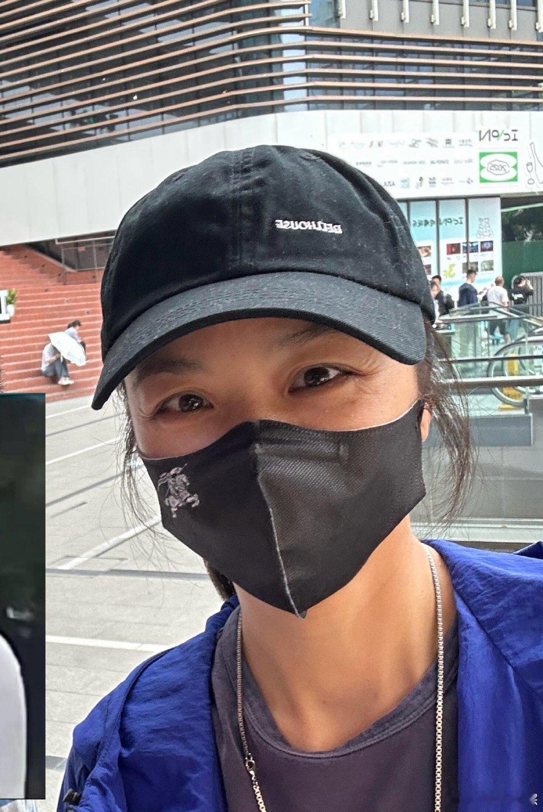杭州街头偶遇汤唯杭州街头偶遇汤唯，妈呀怎么认出来的，面对面穿成这样我也认不出，太