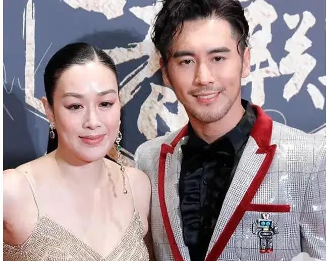 我敢说，张伦硕能追到钟丽缇，靠的绝对不是脑子，因为他根本就不带脑子，看他替黄