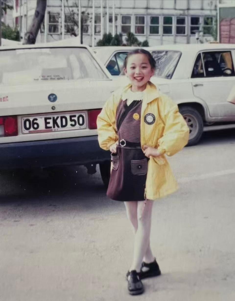 马龙妻子夏露发了一张小时候的照片，并配文“大家六一儿快乐呀！”小时候的夏露穿