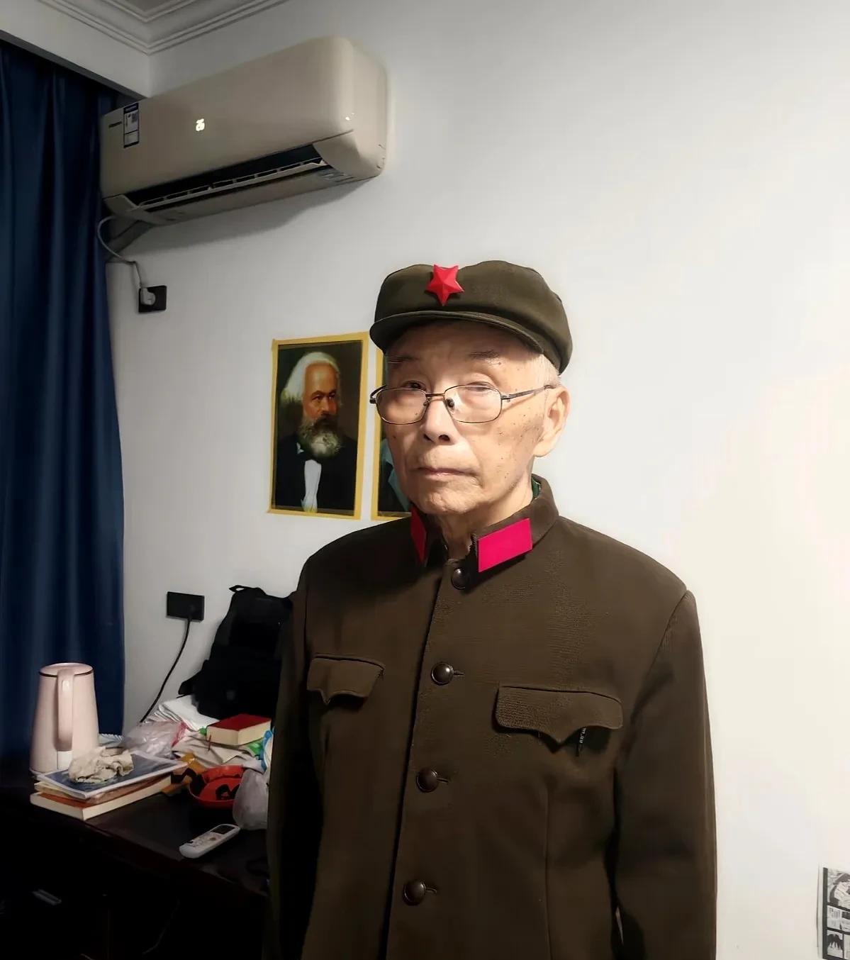村里穿将校军服的老爷爷！这是我们村离休的一位老爷爷，在建军节拍的一张图片。听说