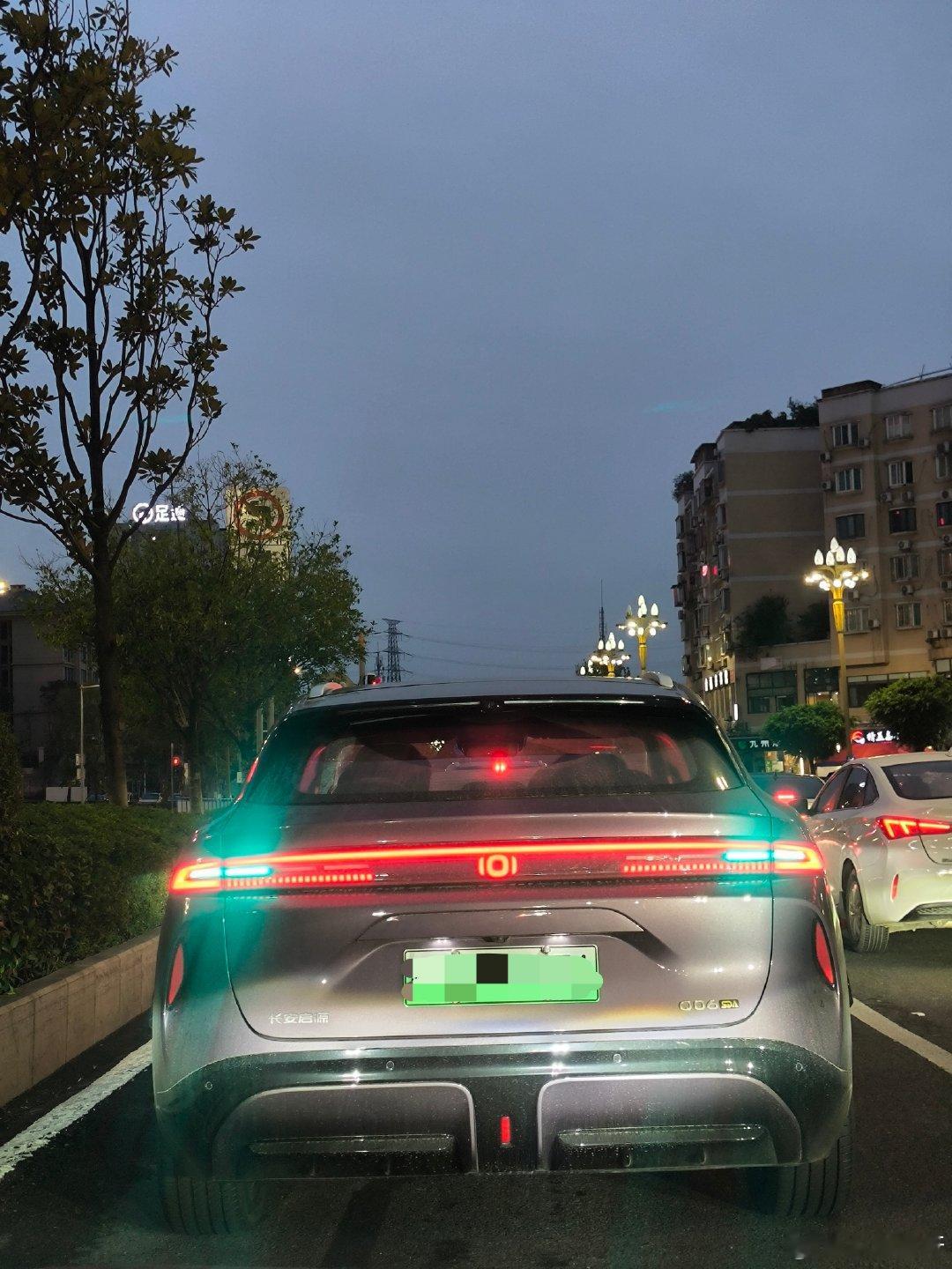 路上偶遇启源Q06，路上看到启源Q06智驾小蓝灯亮着，天枢领航行驶平顺，变道跟车不突兀，长安这套自研