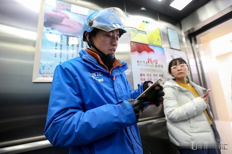 上周蹲在小区门口等奶茶，跟旁边等餐的外卖小哥聊了两句，他说午高峰最疯的时候，手机