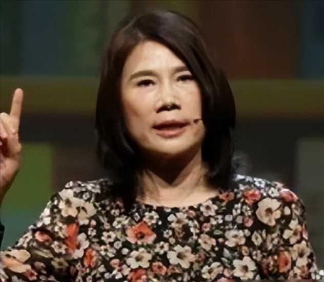 电梯内，董明珠看见一位男士拎着饭盒包，便问去第几层。男职员从容得体地答道：“第四