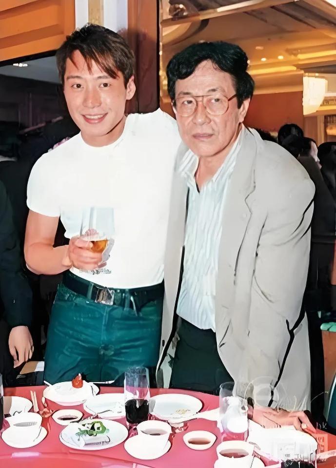 年轻时黎明和爸爸的合照，黎明父子长得好像啊！感情很好的一对父子，黎明在演唱