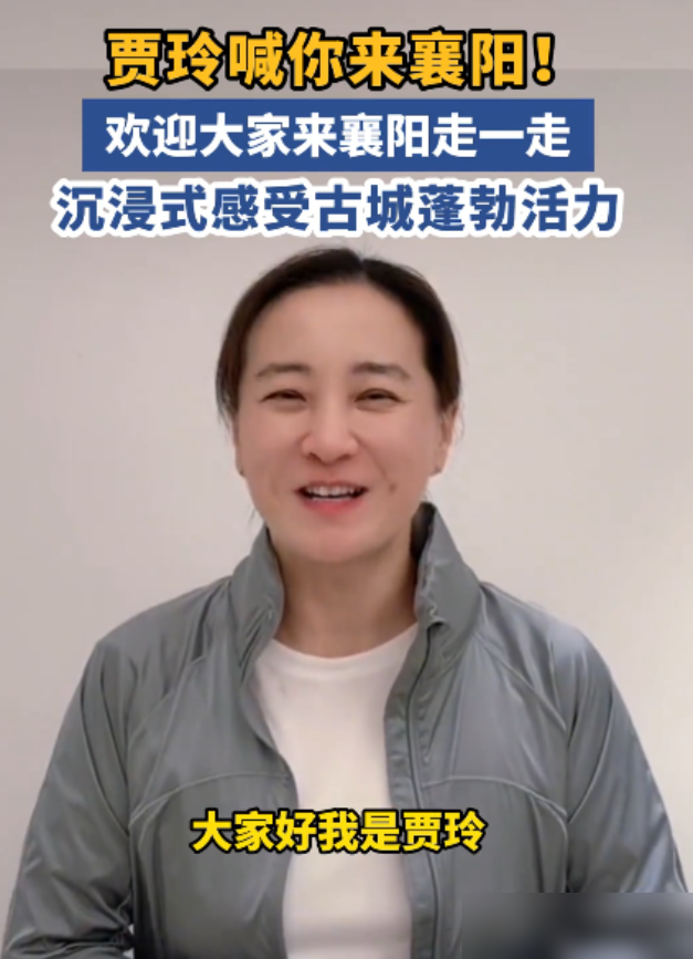 贾玲腰上那圈肉，把评论区看哭了。片场路透，黑色短袖，跟工作人员对词，脸颊圆了一圈，体重估摸一百四。热