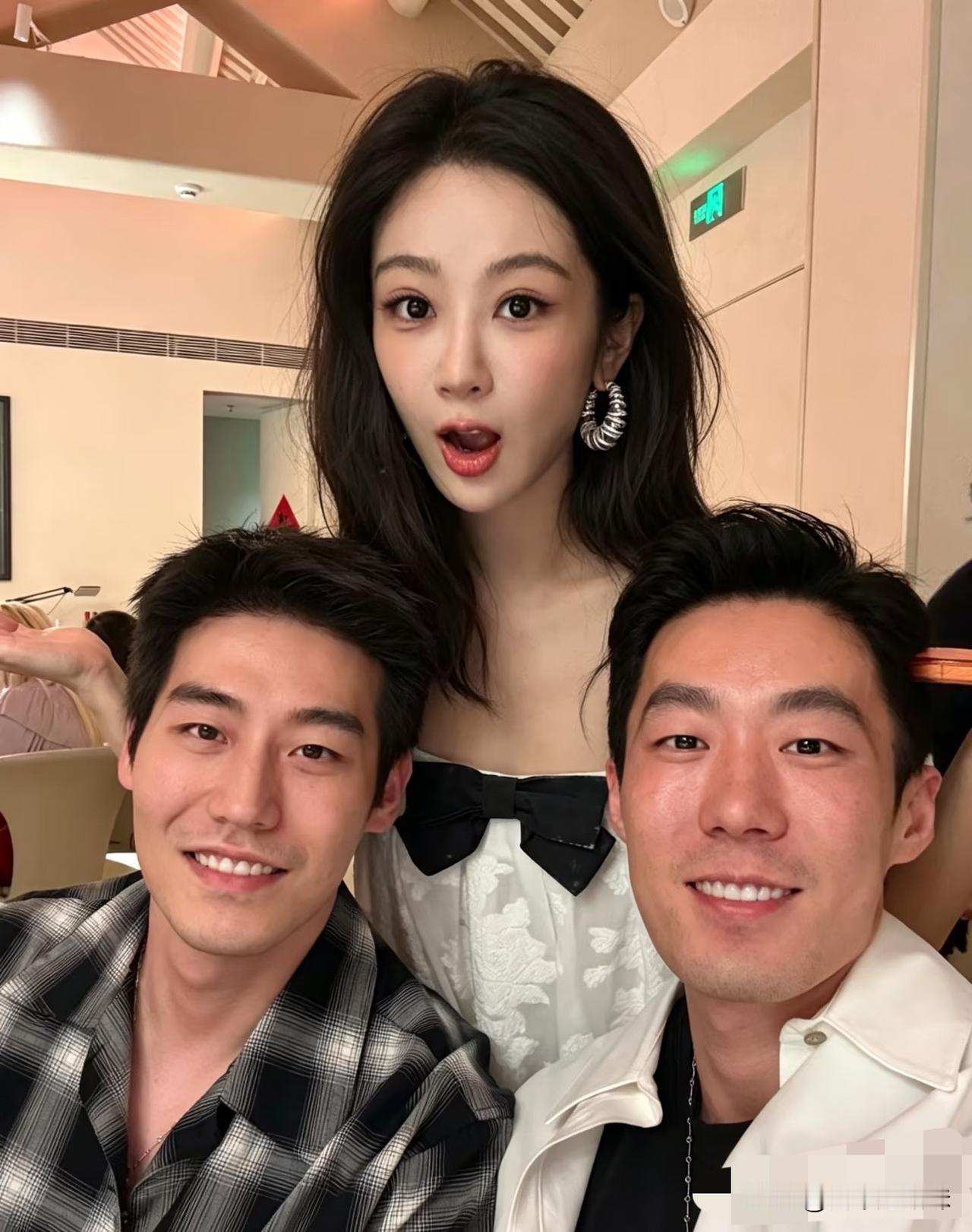 是弟弟吗？连牙齿都一样！是大雷男朋友？怪不得相爱的人会越来越像！真假，可是他