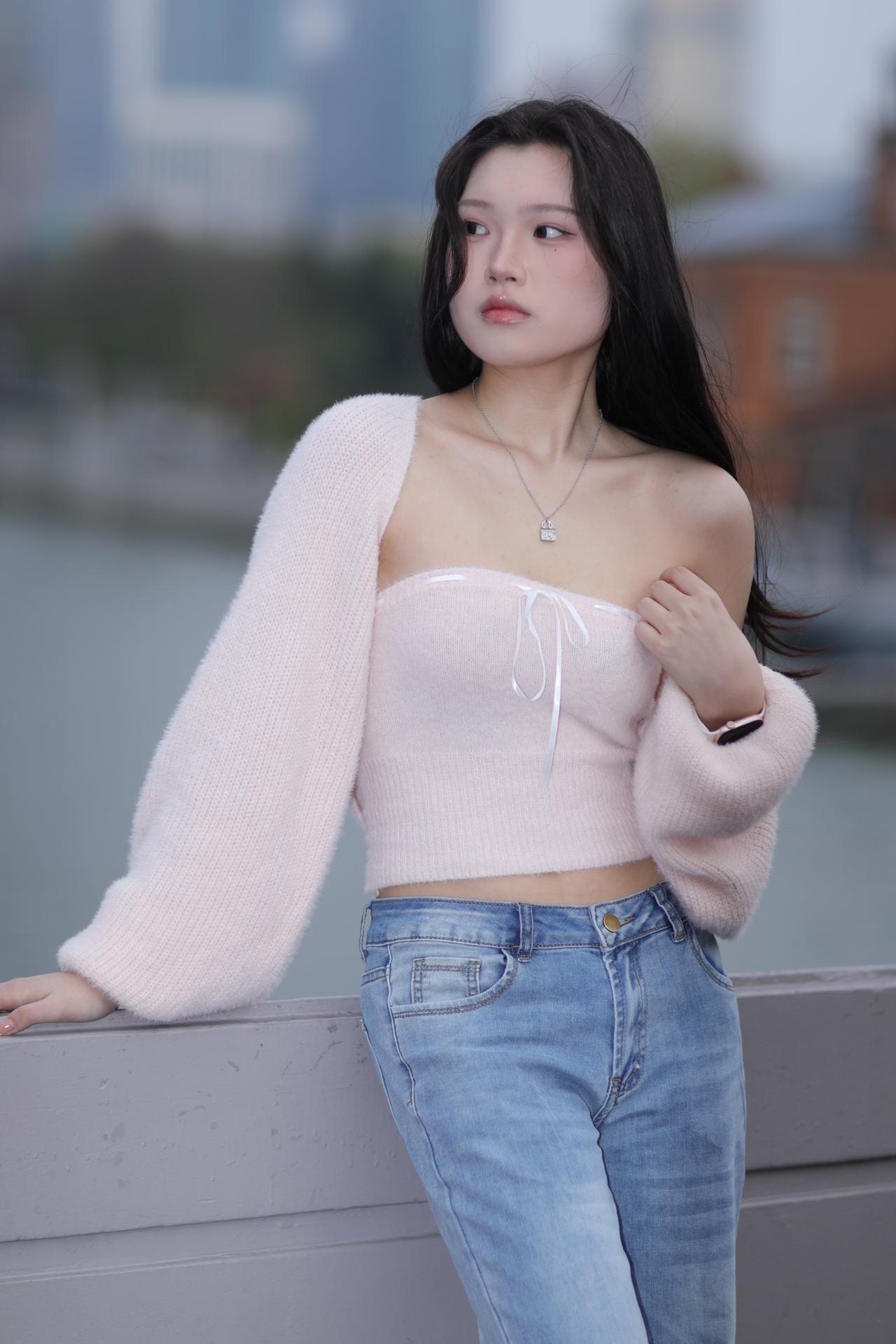 《风畔甜意》她一袭温柔的粉色针织套装，蓬松的袖管自带软糯质感，胸前的细带蝴蝶结