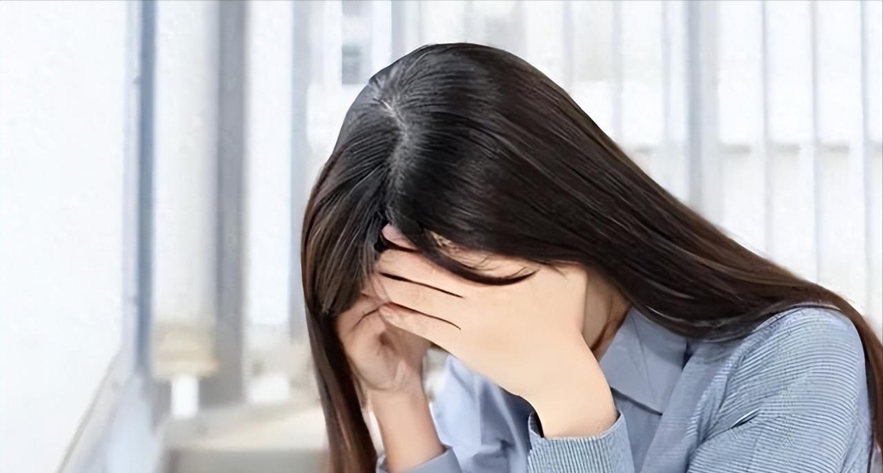 🌙重庆，一女子网贷逾期34000元后，经常收到平台发来的催收信息和电话，某天，