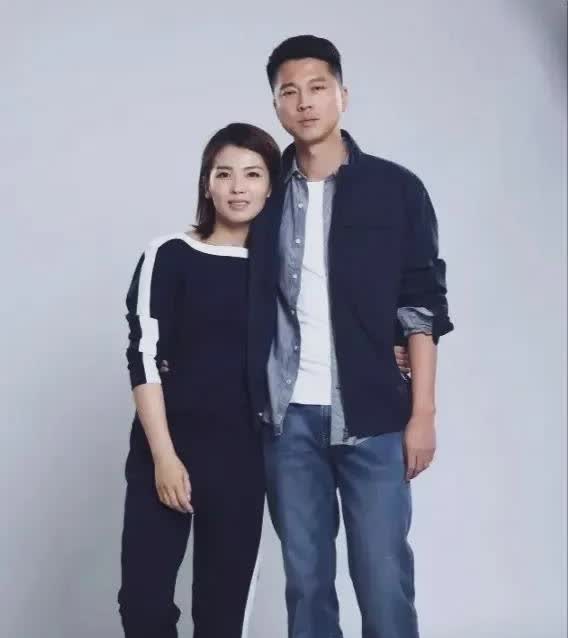 刘涛靠在靠在王雷的肩头，一手搂着腰，刘涛小鸟依人状。王雷身材高大，表情凝重。一身