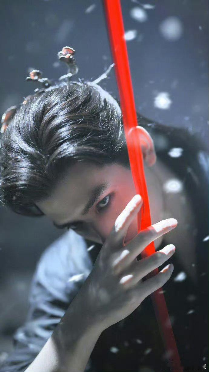 陈飞宇男鬼一陈飞宇新写真太绝了！那氛围感跟《献鱼》师祖的男鬼味儿一模一样，眼神