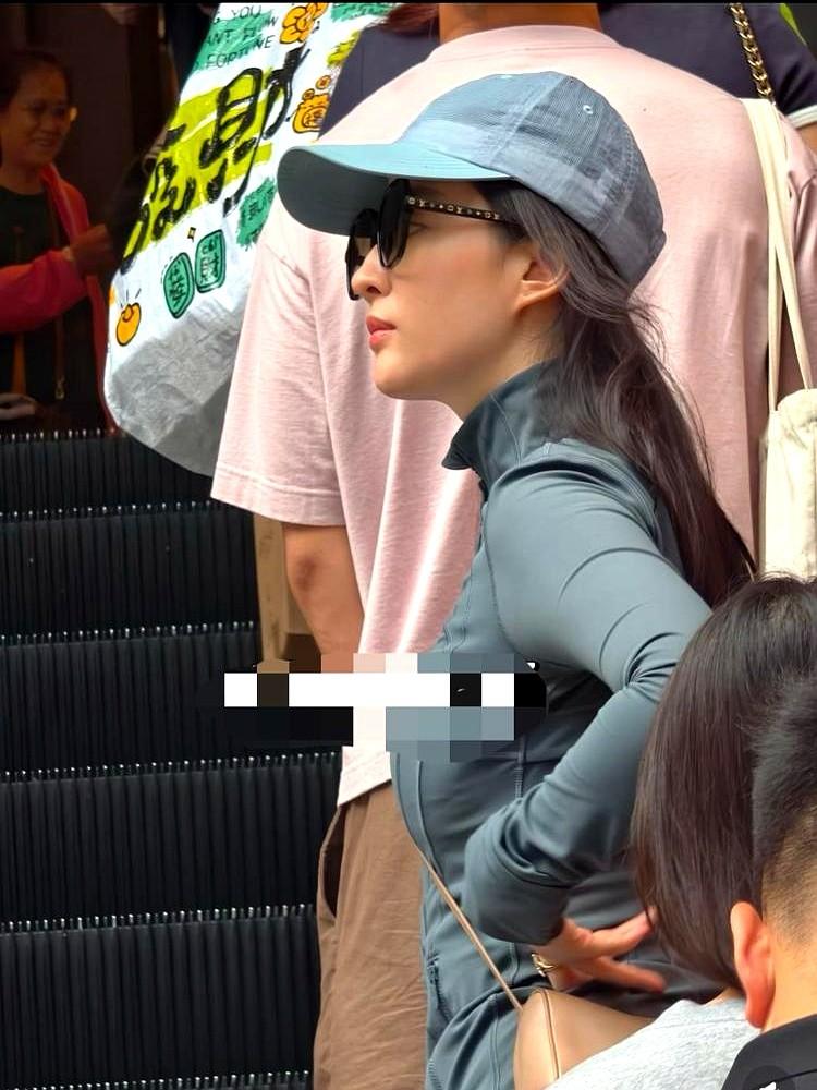 刘亦菲香港这趟，终于把演艺圈的皇帝新衣给扒了。她套件平常的运动服素着脸就去了香