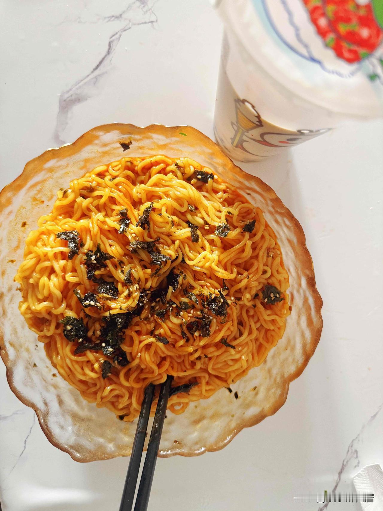 今天是放纵日所以吃了最爱吃的奶油火鸡面点了杯三拼霸霸奶茶🧋吃的很幸福