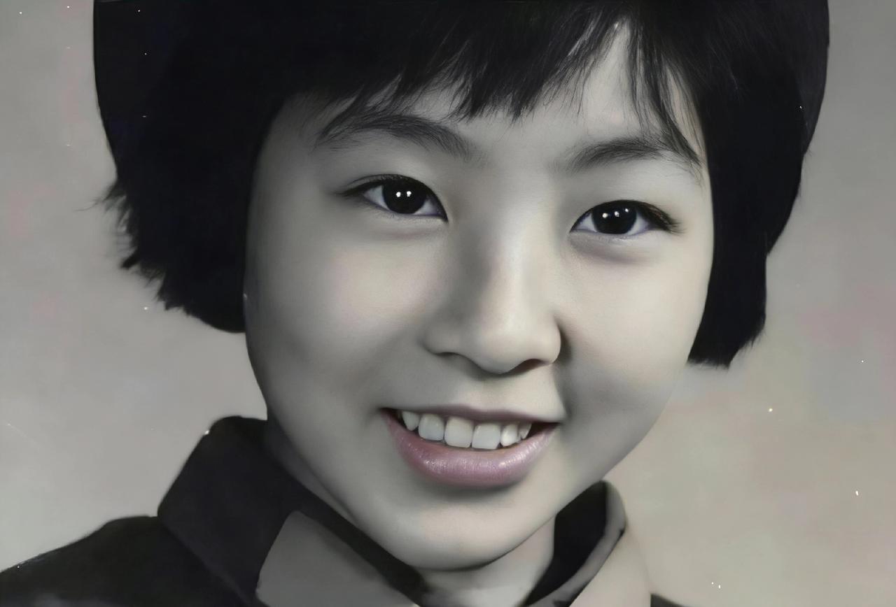 抗美援朝第五次战役的硝烟里，180师的阵地成了血肉磨坊。16岁的女护士杨玉华守在