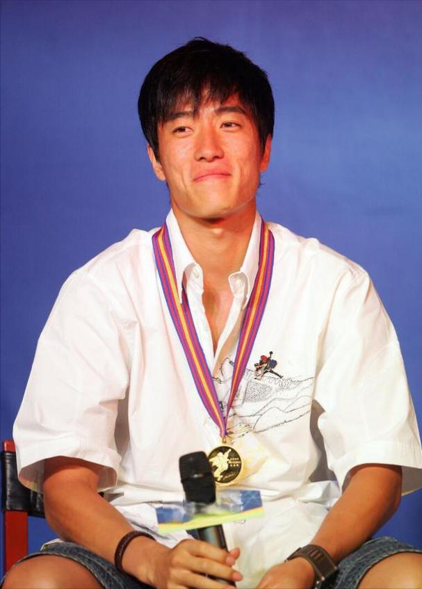 2004年刘翔跨栏夺冠后，开发商送他一套225万的房子，他豪气地送给教练