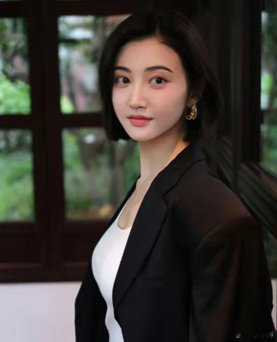 回看景甜当下经历的这场风波，其实也给娱乐圈里一众女艺人敲醒了一记警钟。一个女人哪