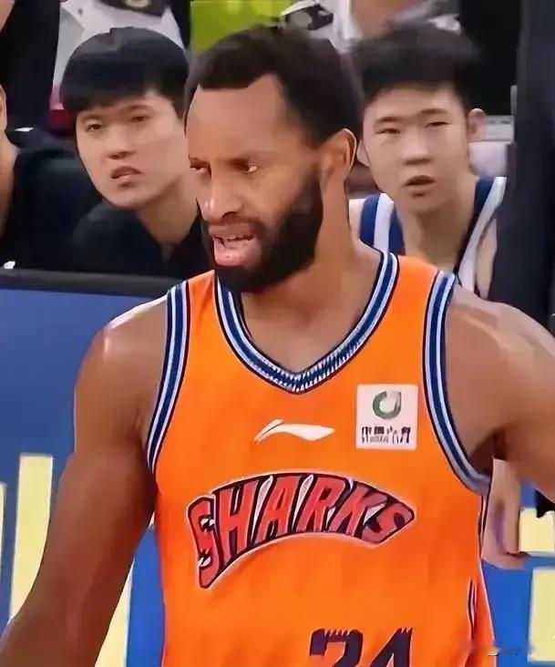 李秋平说，一支球队季后赛一定要有老将，弗格就是上海队的精神领袖。弗格在场上告诉队