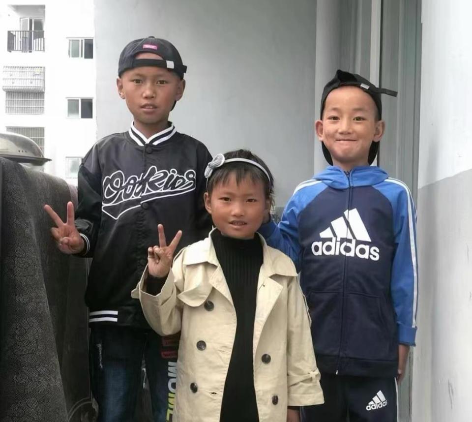 娘亲舅大，舅妈胜亲妈。姐姐姐夫没了，他才20岁，未婚，毅然将三个孩子接过来，一