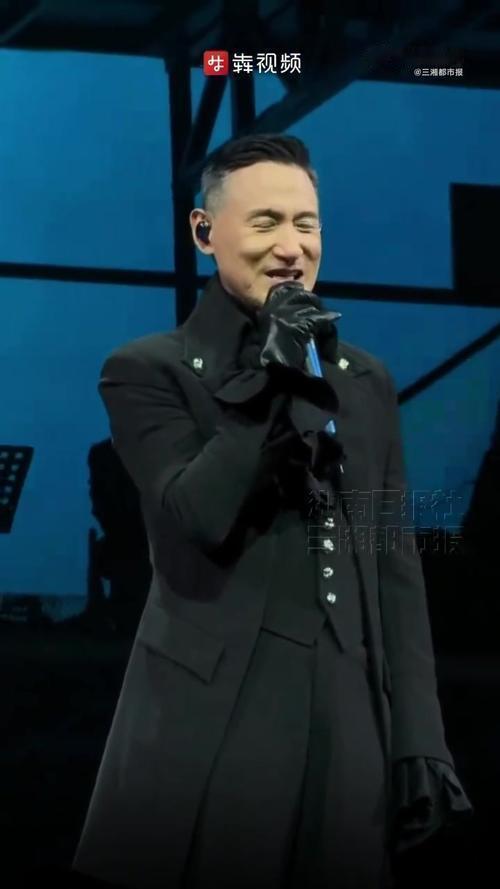 张学友带病开唱，敬业获赞10月21日，张学友在演唱会开场便坦诚自己正患重感