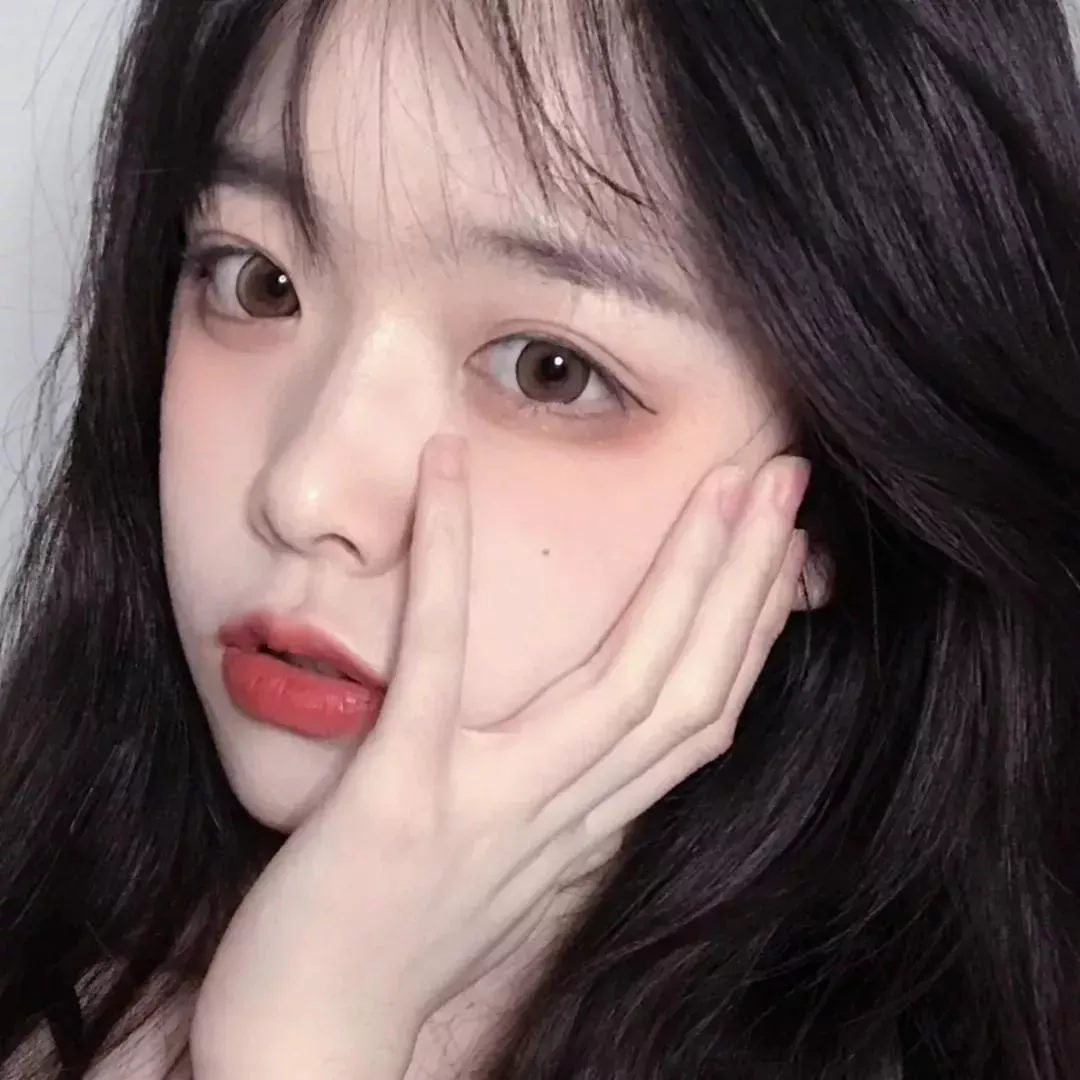 甜美少女，温柔自拍，红唇轻抚脸颊，优雅动人。