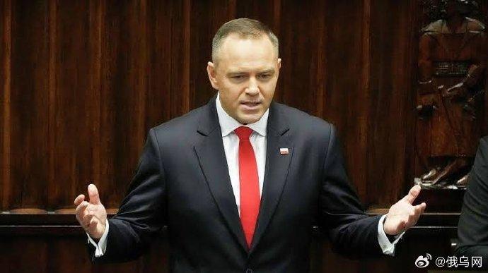 波兰总统纳夫罗茨基承认，有人为达成政治目的、捞取选举支持率，刻意用战争议题恐吓波