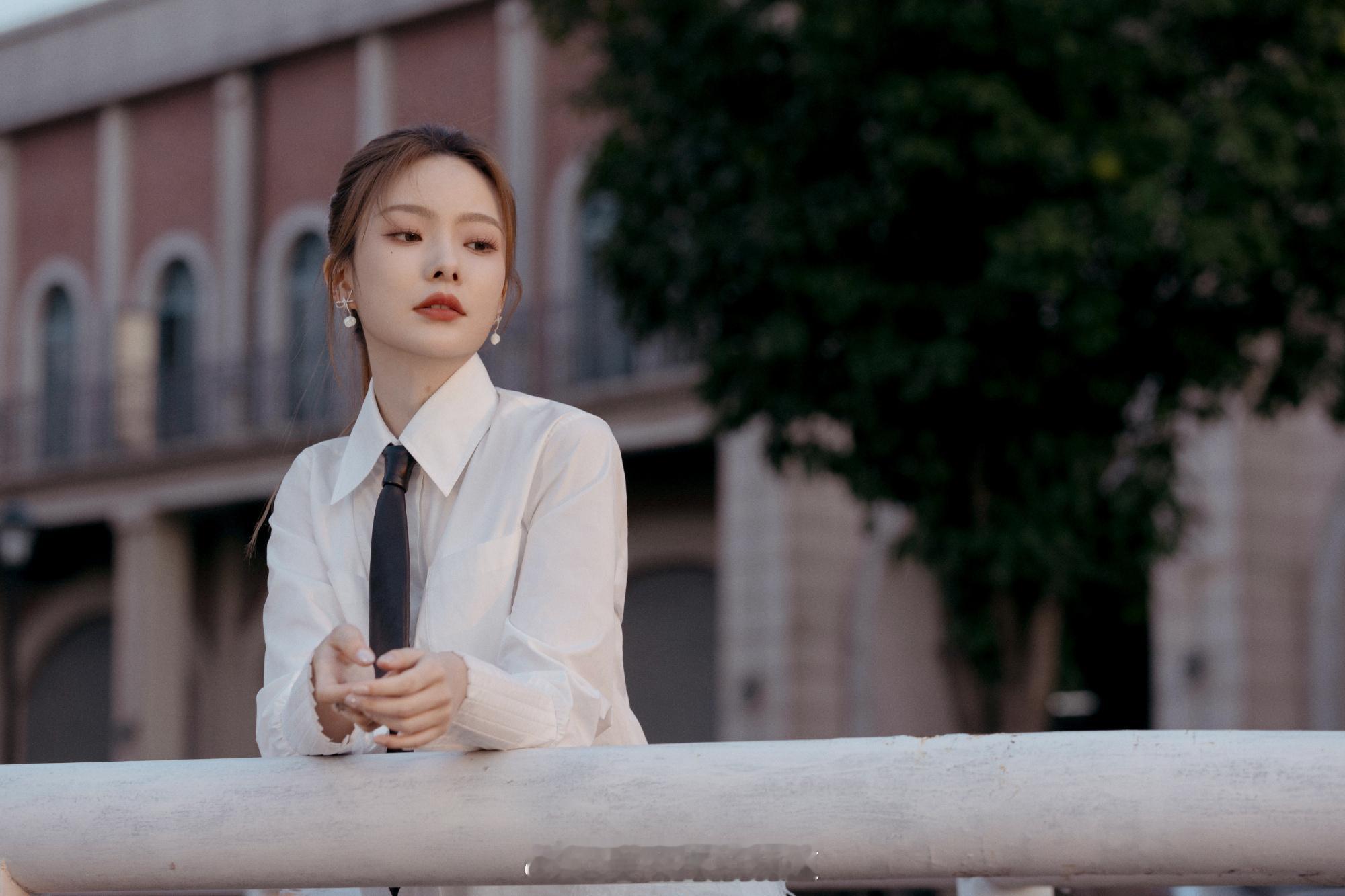 陈卓璇学院风白天鹅造型