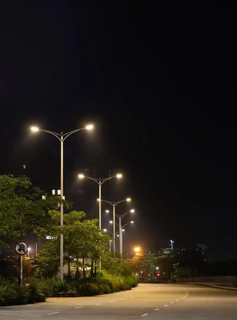 中国路灯每晚“免费”开，耗电量巨大，这笔钱可以省下来吗？这么说吧，电不是水，不用
