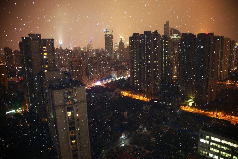 上海下雪家人们谁懂啊！上海人今天为了一场雪，把地铁口堵成了春运现场！凌晨五点闹