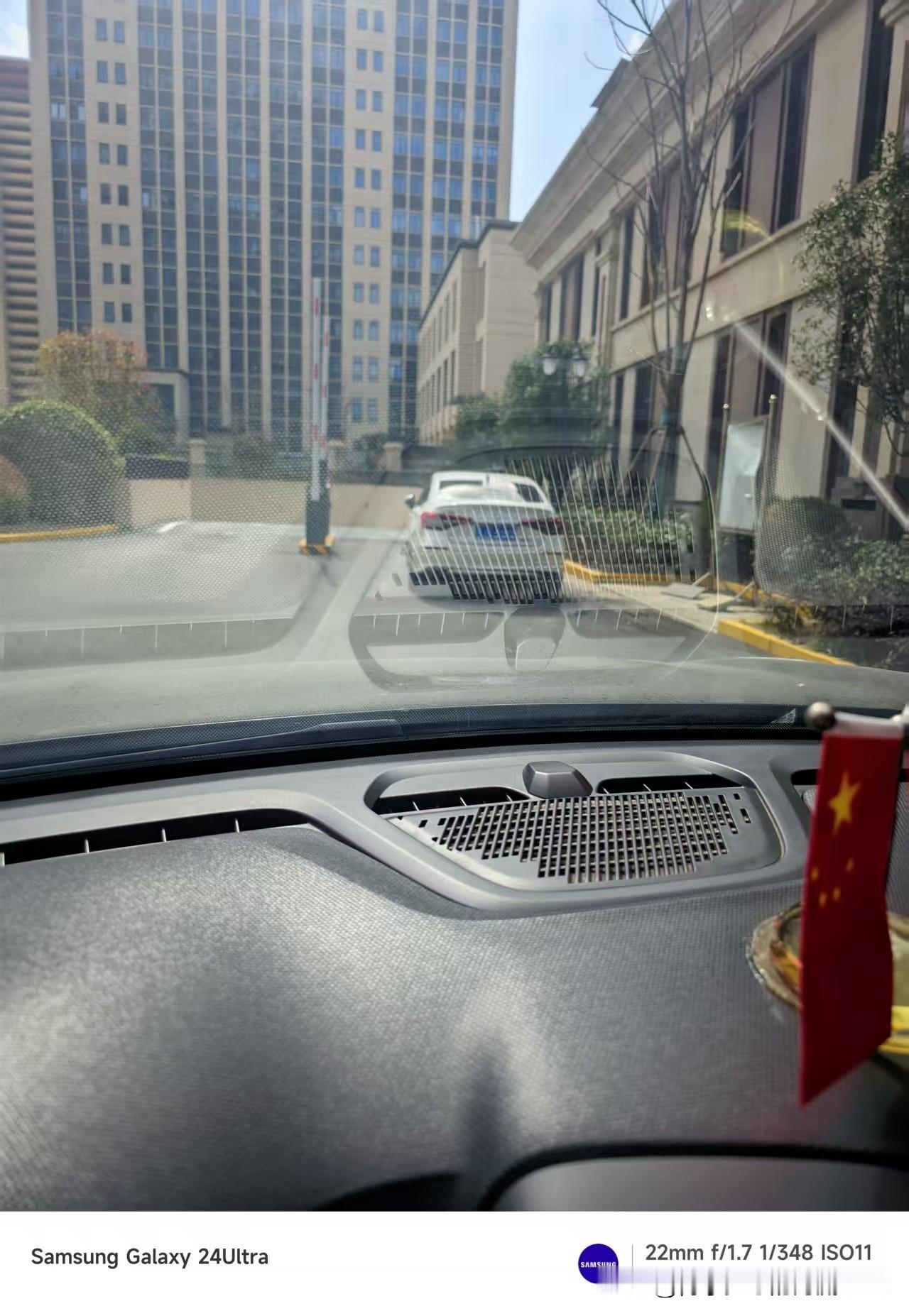 今天是金碧物业走后的第117天，大明物业的第25天。上午一辆车停在地下车库的