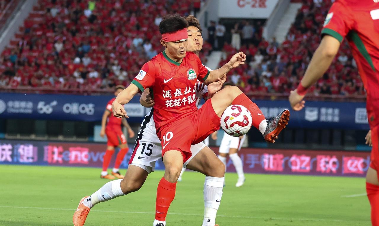 新赛季目标确定，云南玉昆要冲击2026年中超联赛冠军。据记者苗原透露，云南玉昆已