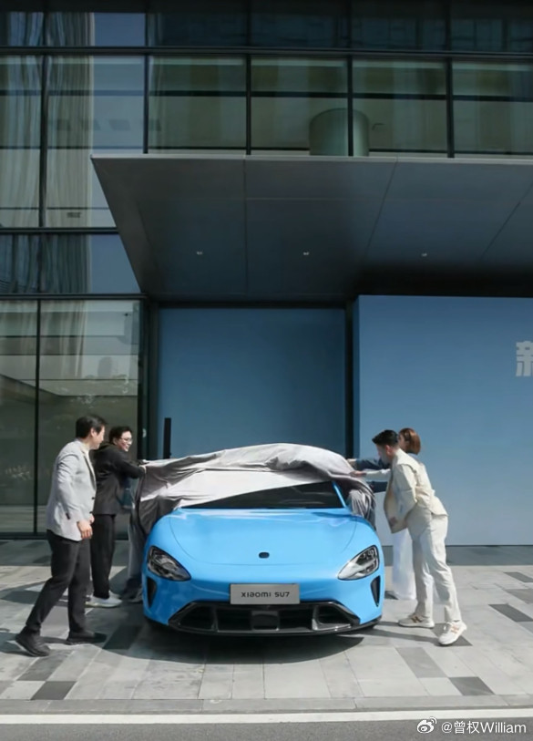 小米新SU7今日开启交付今天上午在深圳，雷总和苏神亲自将新一代SU7交付到了