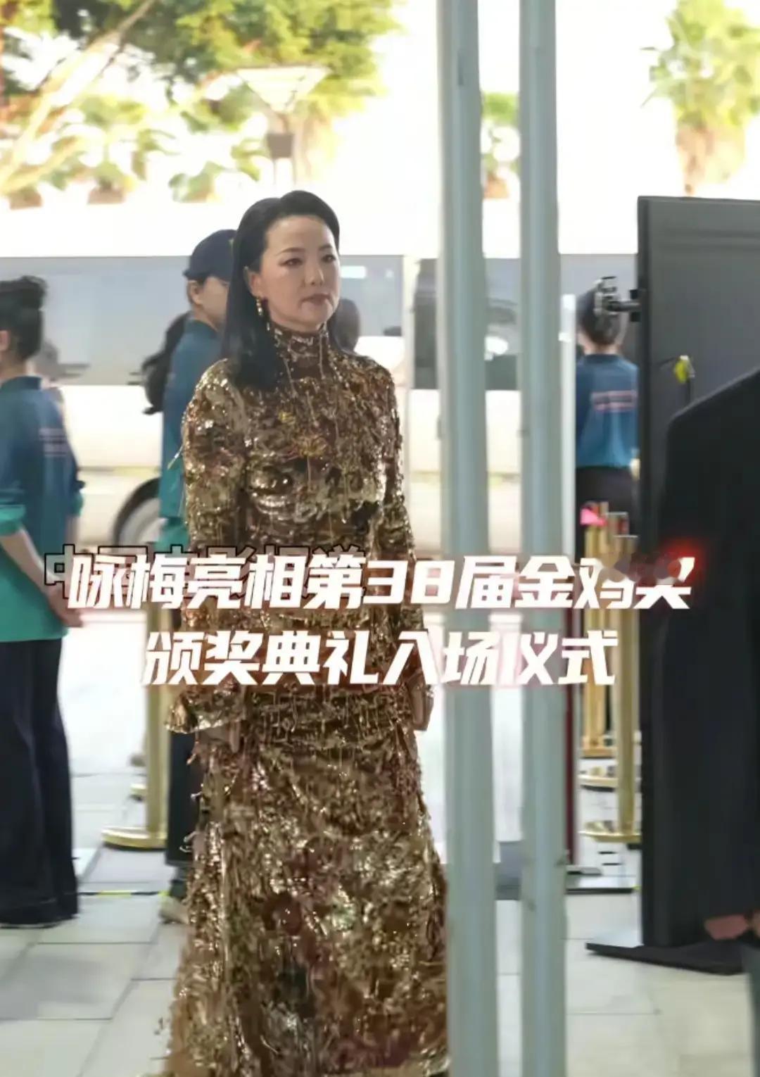 咏梅那条树皮裙，全网骂了三天53岁露背，像把树皮缠身上，镜头一拉近，皱纹和