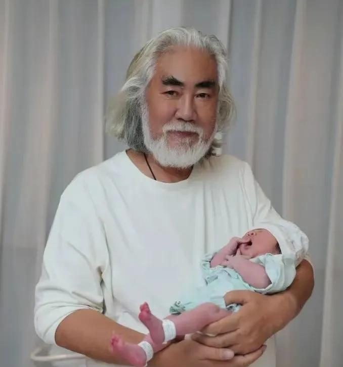 74岁张纪中在面对最小的6个月大的孩子时没有手忙脚乱，却在送孩子上学的时候被一个