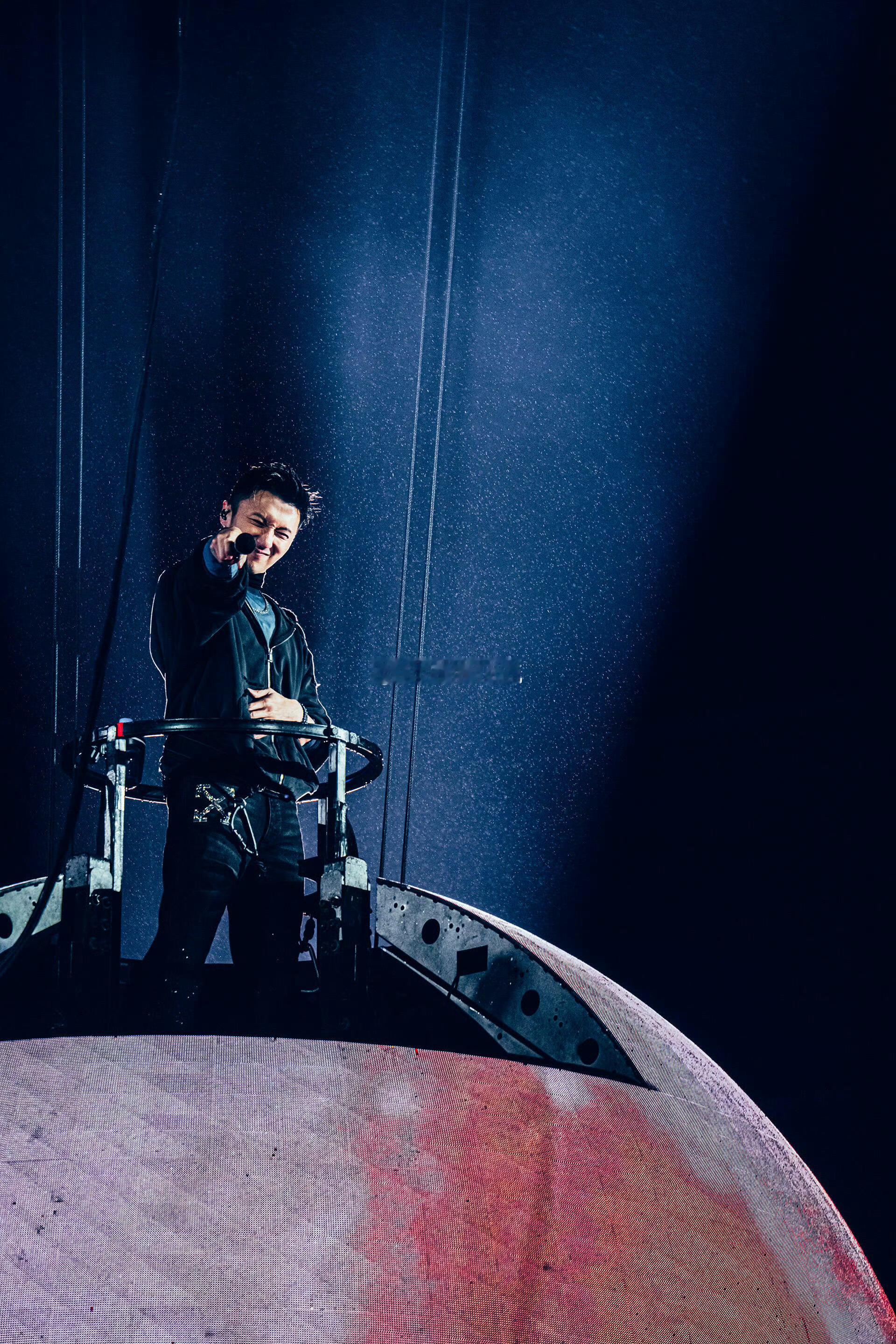 谁家演唱会看一霆送一霆啊原来顶级演唱会的“隐藏福利”是这样的！台上谢霆锋抱着吉