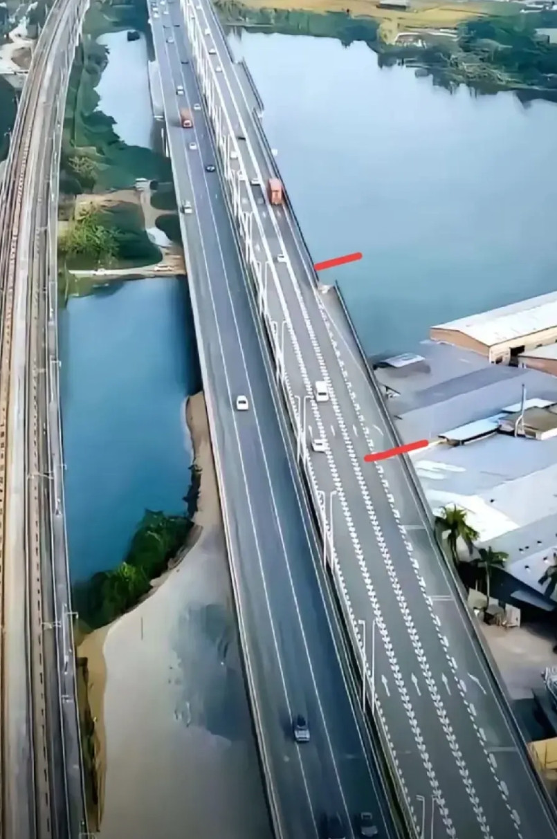 东莞高架坠桥事故，这个事故绝对是事在人为的因果关系，为什么这么说呢？看看到最后左