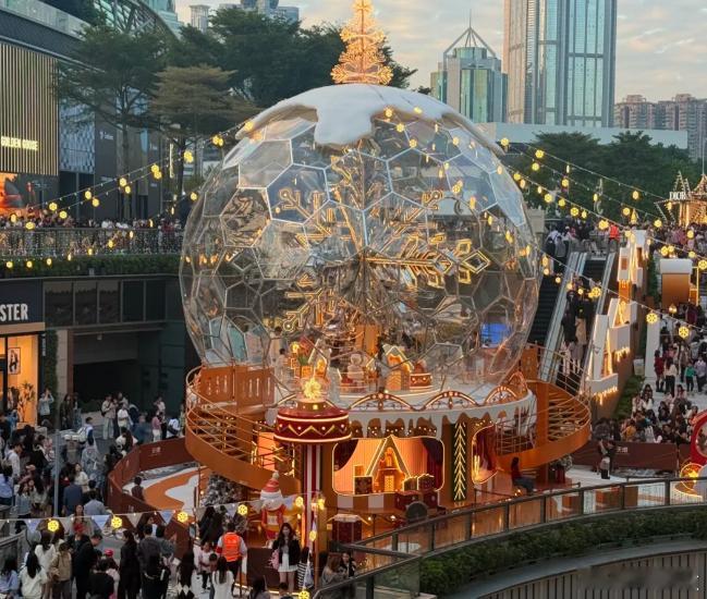 这个冬天来得特别突然。全国多地气温骤降，羽绒服瞬间成为硬通货。然而，走进商场，标