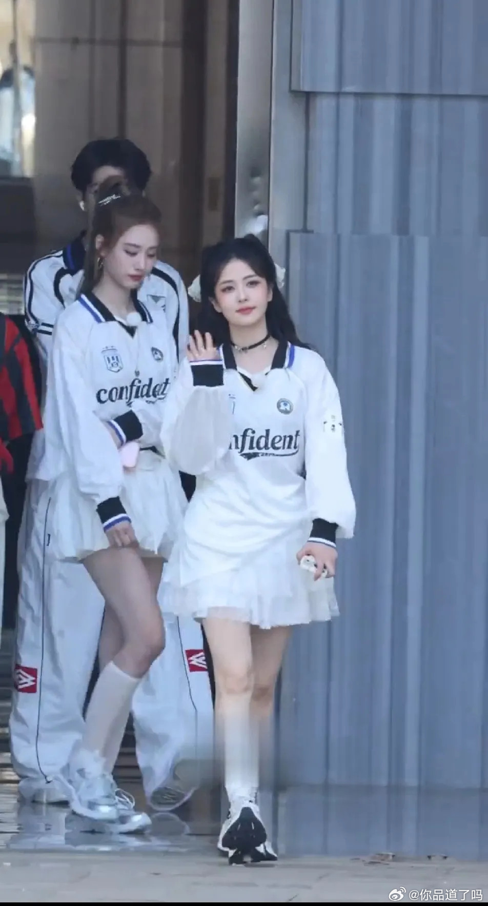 徐艺洋从白鹿身边经过时惊艳全场，高挑苗条、小脸精致，高马尾青春感拉满，妥妥女团门