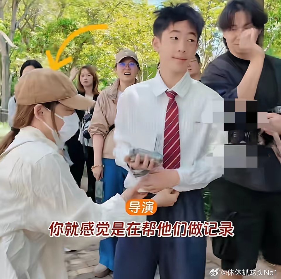 陈小春和应采儿儿子Jasper也开始拍戏了。这是jasper第一次演戏，应采儿在